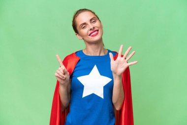 Süper Kahraman Kafkas kadın tecrit edilmiş arka planda altı parmaklı sayıyor.