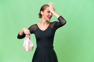 Tecrit edilmiş arka plan üzerinde bale yapan genç beyaz kadın bir şey fark etti ve çözüme niyetlendi.