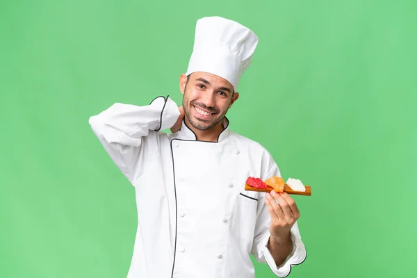 Jonge Kaukasische Chef Met Een Sushi Geïsoleerde Achtergrond Lachend — Stockfoto