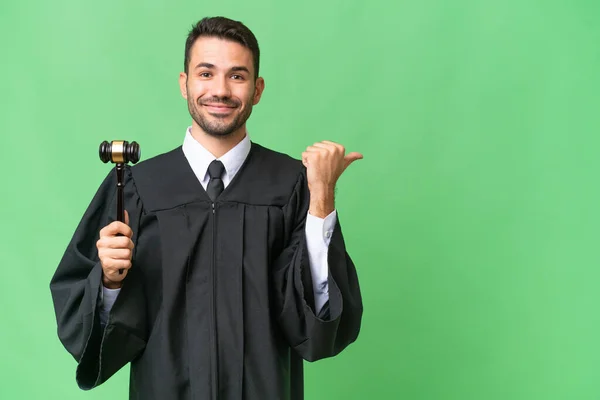 Judge Caucasian Man Isolated Background Pointing Side Present Product — Stock Photo, Image