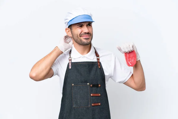 Carniceiro Caucasiano Vestindo Avental Servindo Carne Cortada Fresca Sobre Fundo — Fotografia de Stock
