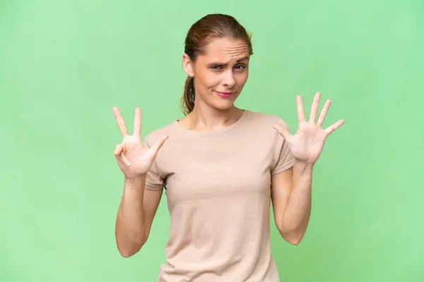 Zole Edilmiş Arka Planda Genç Beyaz Kadın Parmaklarıyla Sekizi Sayıyor — Stok fotoğraf