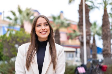 Açık havada genç ve güzel bir kadın. Portre