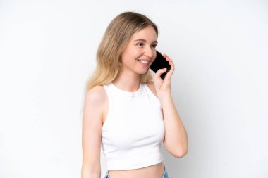 Sarışın İngiliz genç kız beyaz arka planda izole edilmiş cep telefonuyla sohbet ediyor.