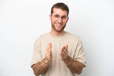 Beyaz arka planda izole edilmiş genç beyaz bir adam bir konferanstan sonra alkışlıyor.