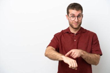 Beyaz arka planda izole genç beyaz adam geç kalma jesti yapıyor