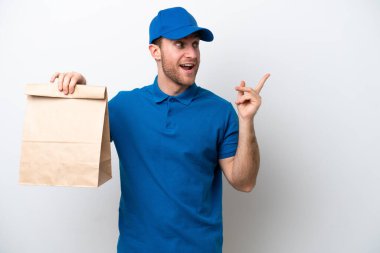 Teslimat beyaz arka planda izole edilmiş beyaz bir adam çözümü bulmak için parmağını kaldırıyor.