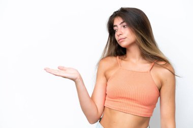 Beyaz arka planda izole edilmiş genç beyaz bir kadın...