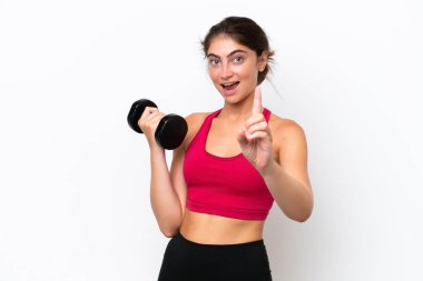 Beyaz arka planda izole haldeki beyaz kadın ağırlık kaldırıyor ve parmağını kaldırıyor.