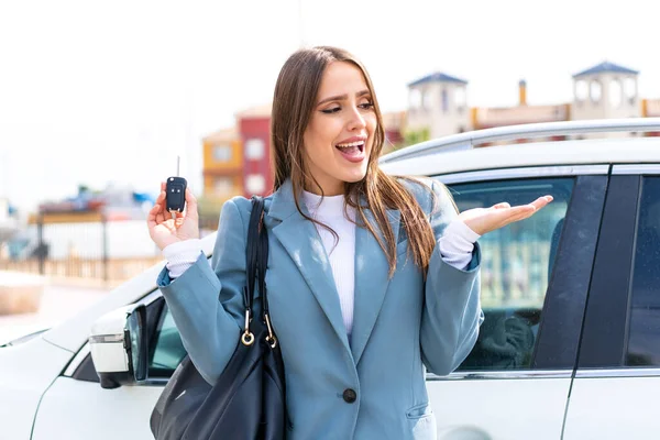 Νεαρή Όμορφη Γυναίκα Κρατώντας Κλειδιά Του Αυτοκινήτου Εξωτερικούς Χώρους Έκφραση — Φωτογραφία Αρχείου
