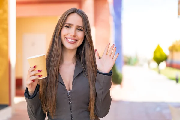 Ung Kvinna Som Håller Take Away Kaffe Utomhus Saluterar Med — Stockfoto