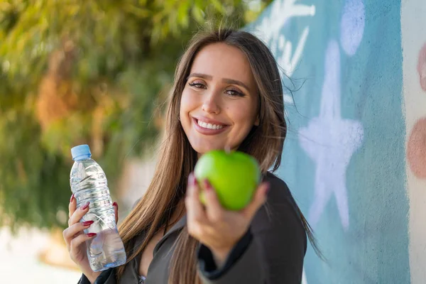 Młoda Kobieta Świeżym Powietrzu Jabłkiem Butelką Wody — Zdjęcie stockowe