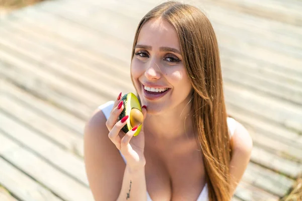Jonge Vrouw Buitenlucht Met Een Avocado — Stockfoto