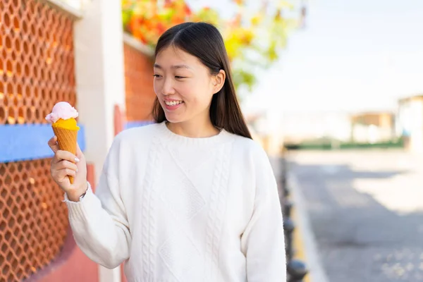 Όμορφη Κινέζα Γυναίκα Παγωτό Κορνέτα Εξωτερικούς Χώρους Χαρούμενη Έκφραση — Φωτογραφία Αρχείου