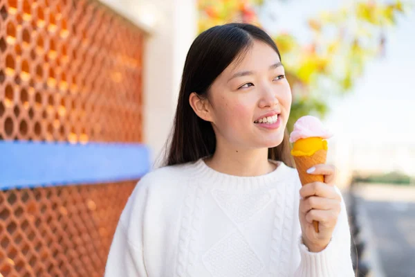 Pretty Chinese Woman Outdoors — Stock Photo, Image
