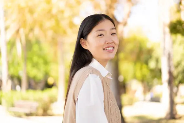 Mulher Chinesa Bonita Livre Com Expressão Feliz — Fotografia de Stock
