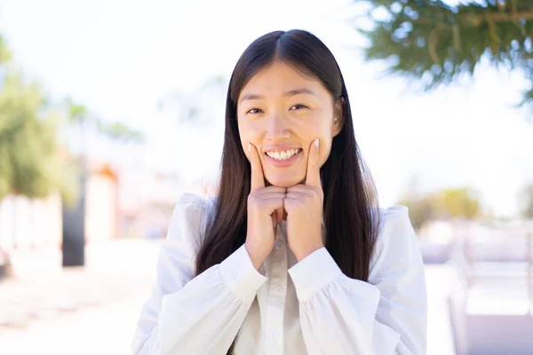 Досить Китайська Жінка Відкритому Повітрі Посміхається Щасливим Приємним Виразом — стокове фото