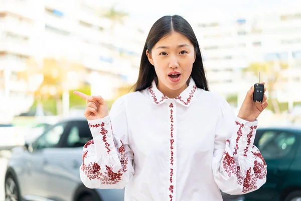 Joven Mujer China Sosteniendo Las Llaves Del Coche Aire Libre — Foto de Stock