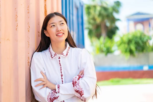 Jovem Chinesa Livre Olhando Para Cima Enquanto Sorri — Fotografia de Stock