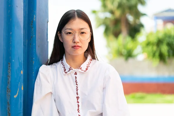 屋外で若い中国人女性 ポートレイト — ストック写真