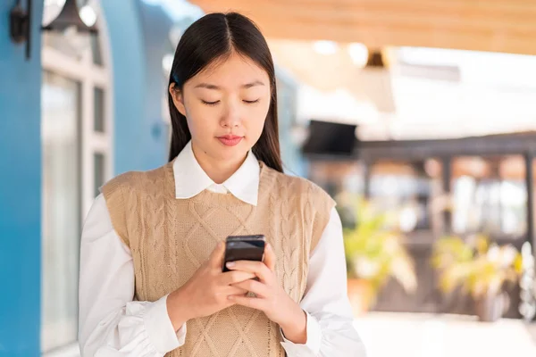 Joven Mujer China Aire Libre Utilizando Teléfono Móvil — Foto de Stock