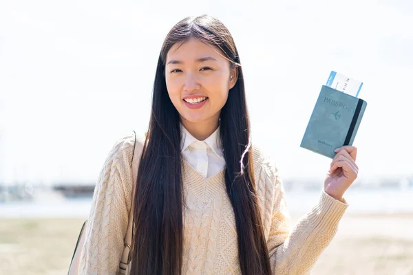 Junge Chinesin Mit Pass Lächelt Viel — Stockfoto