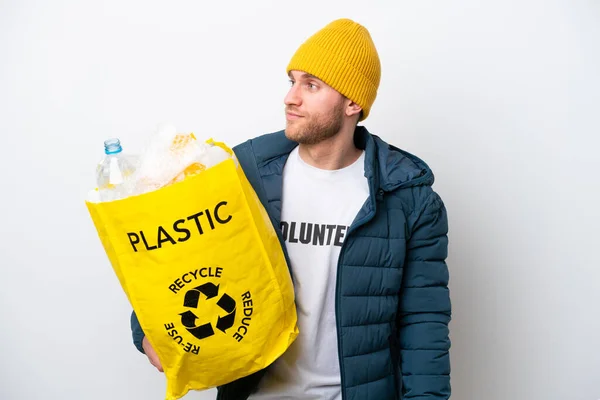 Joven Caucásico Sosteniendo Una Bolsa Llena Botellas Plástico Para Reciclar —  Fotos de Stock