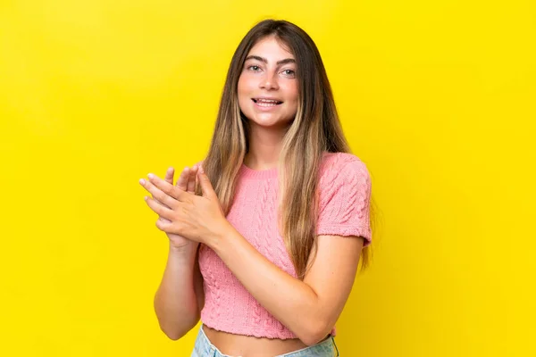 Młoda Kobieta Rasy Kaukaskiej Wyizolowana Żółtym Tle Oklaskami — Zdjęcie stockowe