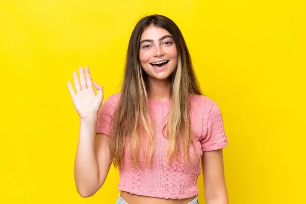 Młoda Kaukaska Kobieta Odizolowana Żółtym Tle Salutująca Ręką Szczęśliwym Wyrazem — Zdjęcie stockowe