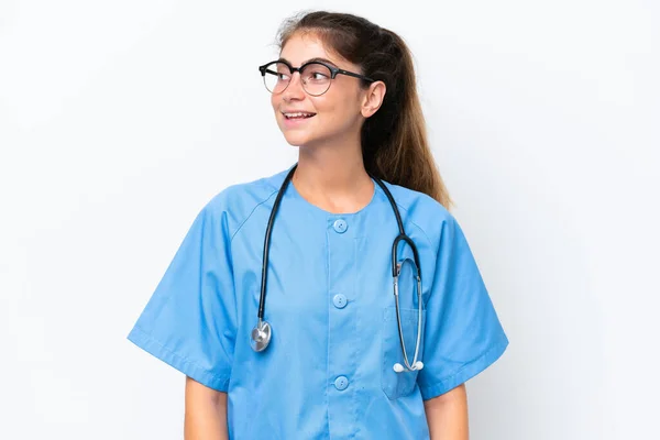Jovem Enfermeira Médica Mulher Isolada Fundo Branco Olhando Lado — Fotografia de Stock
