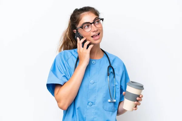 Young Nurse Doctor Woman Isolated White Background Holding Coffee Take — Stock Photo, Image