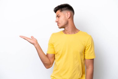 Beyaz arka planda izole edilmiş genç beyaz bir adam...