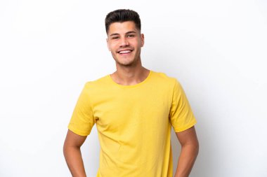 Beyaz arka planda izole edilmiş genç beyaz adam gülüyor.