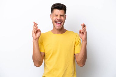 Beyaz arka planda izole edilmiş beyaz tenli genç bir adam.