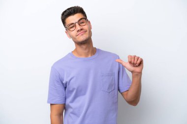 Beyaz arka planda soyutlanmış, gururlu ve kendini beğenmiş beyaz bir adam.