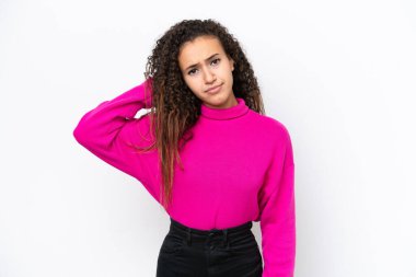 Beyaz arka planda izole edilmiş genç bir Arap kadının şüpheleri var.