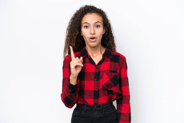 Beyaz arka planda izole edilmiş genç bir Arap kadın parmağını kaldırarak çözümü anlamaya çalışıyor.