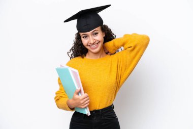 Arap üniversitesinden mezun bir kadın elinde beyaz arka planda kitap tutarak gülüyor.