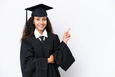 Üniversite mezunu genç bir Arap kadın beyaz arka planda izole edilmiş.