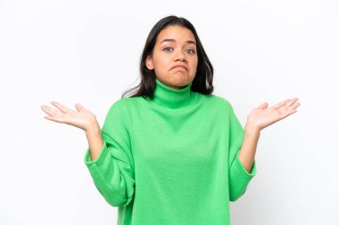 Beyaz arka planda izole edilmiş genç Kolombiyalı kadın şüpheli hareketler yapıyor.