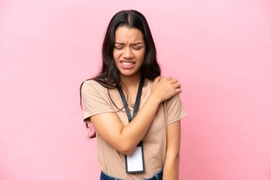 Motosiklet kasklı genç Kolombiyalı kadın beyaz arka planda izole edilmiş, omuz ağrısından muzdarip.