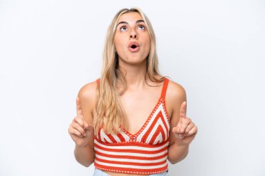 Beyaz arka planda izole edilmiş genç beyaz kadın şaşırmış ve yukarı bakıyor.