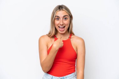 Beyaz arka planda yüzü sürpriz bir ifadeyle izole edilmiş beyaz bir kadın.