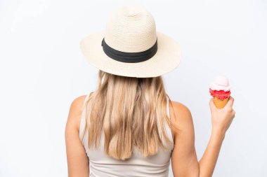 Beyaz arka planda izole edilmiş kornet dondurmalı beyaz bir beyaz kadın.