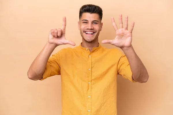 Young Caucasian Man Isolated Beige Background Counting Seven Fingers — Stockfoto