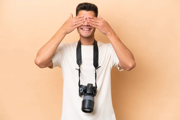 Νεαρός Φωτογράφος Καυκάσιος Άνδρας Απομονωμένος Μπεζ Φόντο Που Καλύπτει Μάτια — Φωτογραφία Αρχείου