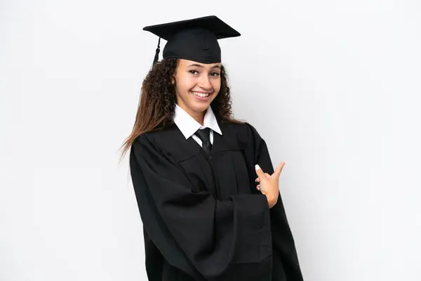 若い大学卒業アラブ女性が白い背景に隔離された後ろを指す — ストック写真