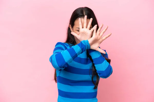 Jeune Colombienne Isolée Sur Fond Rose Nerveux Étirant Les Mains — Photo