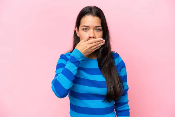 Jovem Colombiana Isolada Fundo Rosa Cobrindo Boca Com Mão — Fotografia de Stock