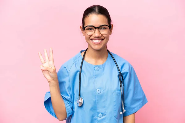 Junge Krankenschwester Kolumbianische Frau Isoliert Auf Rosa Hintergrund Glücklich Und — Stockfoto